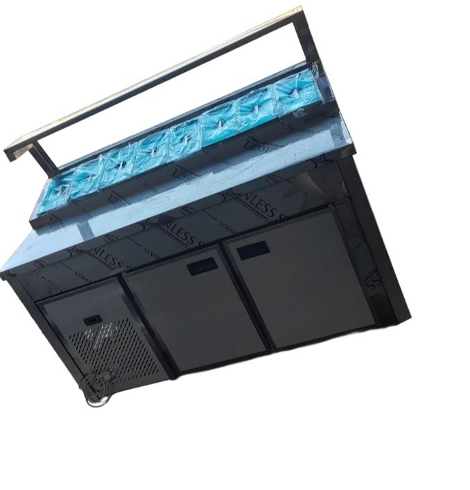 میز تاپینگ فست فود استیل با سه درب کابینت زیرین و محفظه بن‌ماری مستطیلی در بالا و چرخ‌های صنعتی.